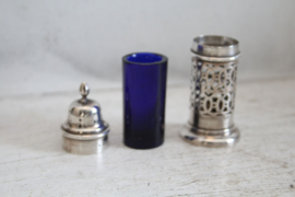 William Aitken - Zilveren suikerstrooier met blauw kobaltglas