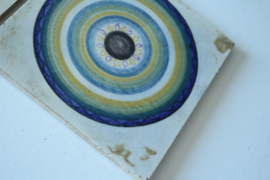 twee vintage tegels met "space age" cirkels