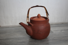 Japanse terracotta theepot met Mount Fuji