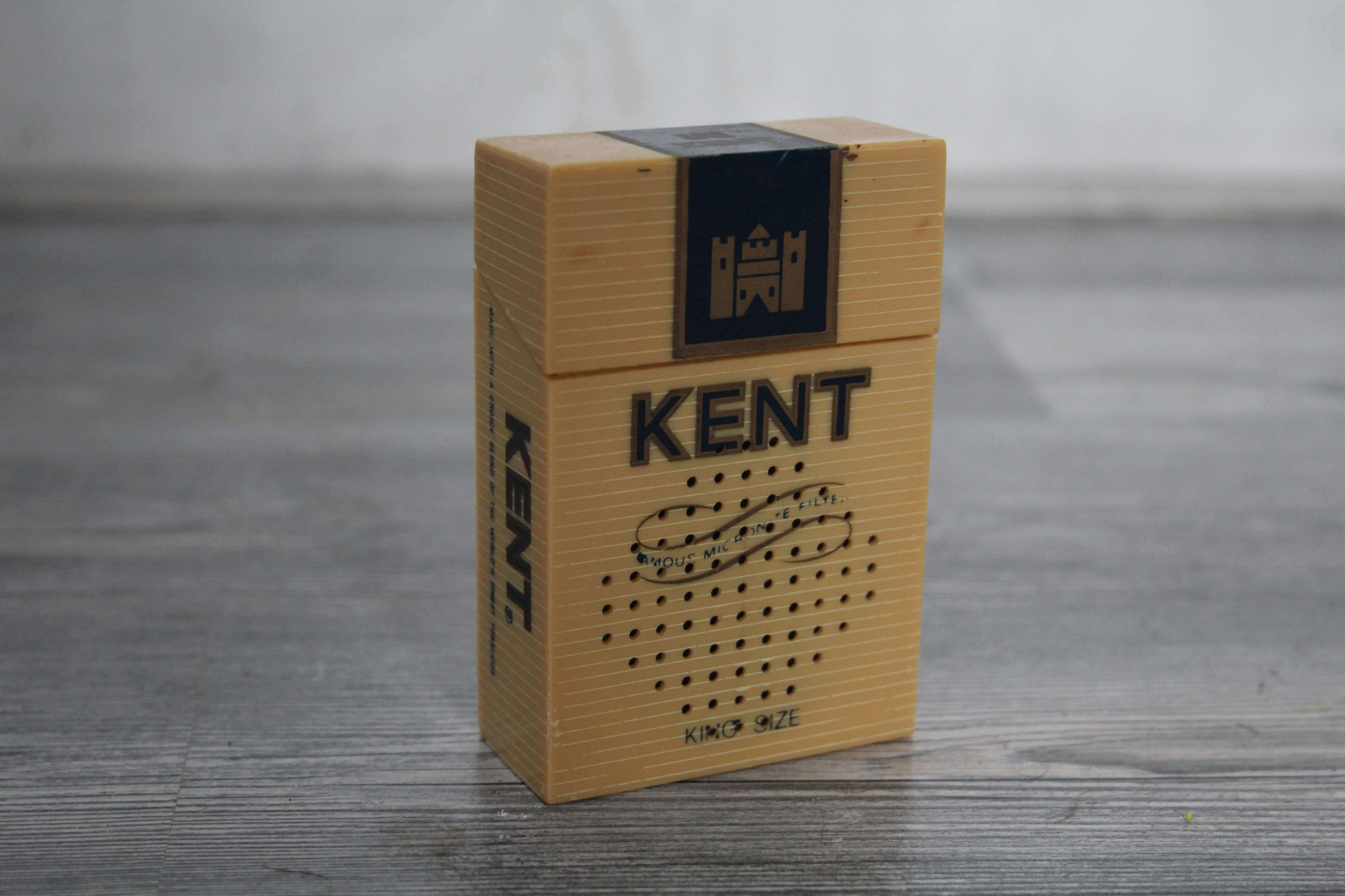 Vintage Kent sigaretten transistor radio