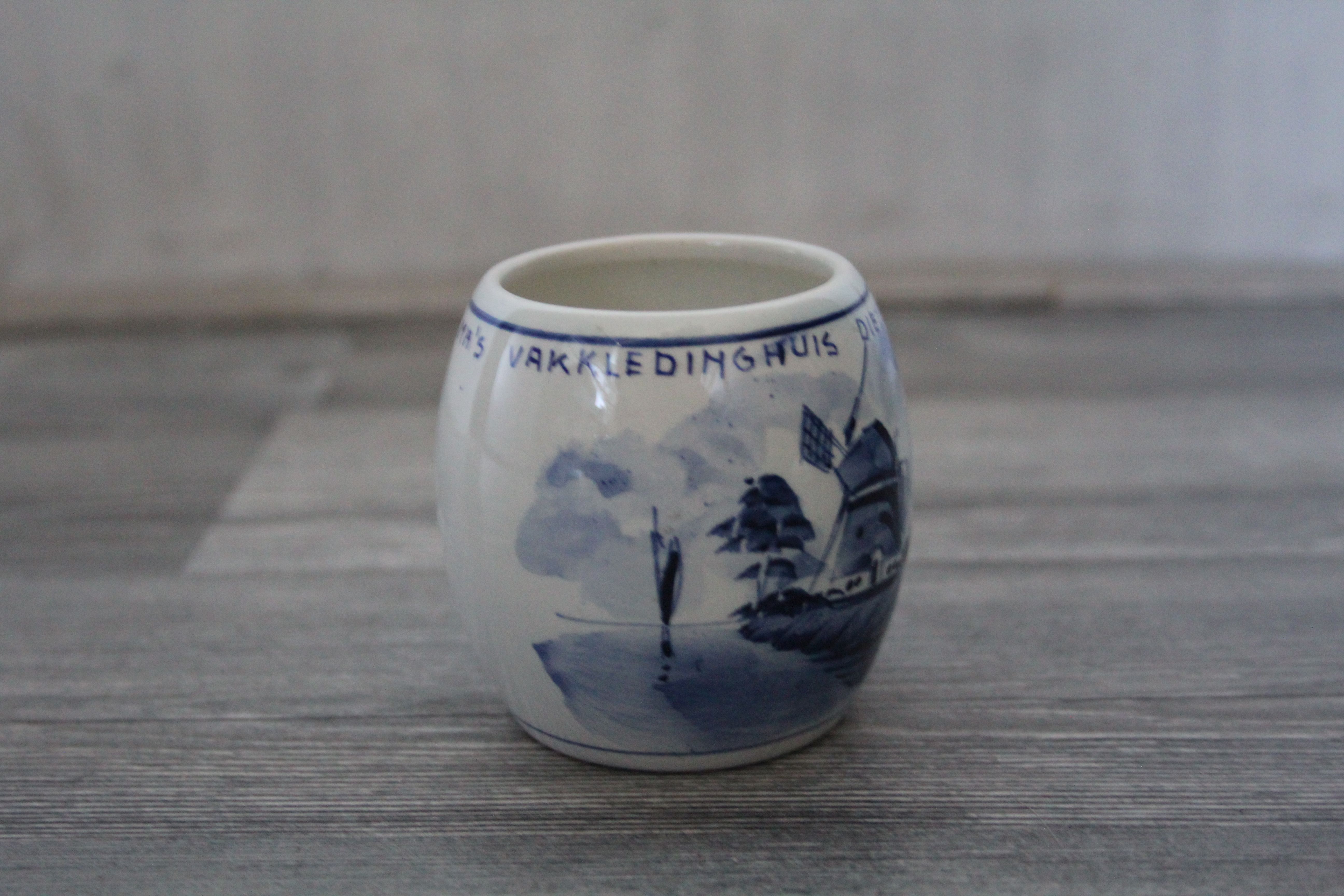 Delfts blauw lepelvaasje:  Reitsma's vakkledinghuis Zwolle