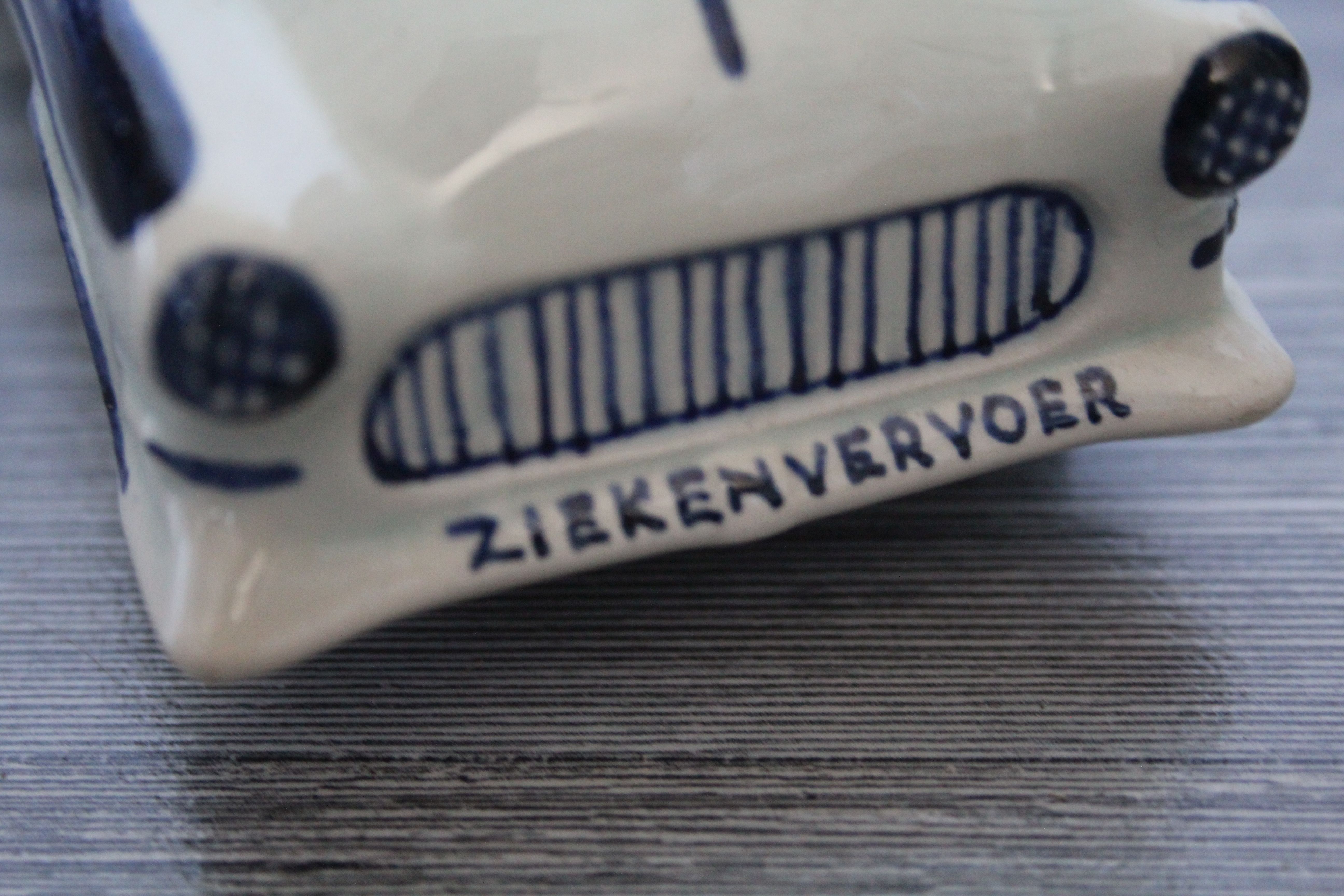 Vintage keramische (Delfts blauw) asbak - Opel Record, ziekenvervoer Landtax Zwolle