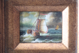 Miniatuur maritiem schilderij gelijst in barokke lijst