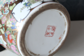 Prachtige Chinese vaas versierd met vergulde elementen