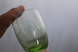 Uranium glas - gegraveerd borrelglaasje of jeneverglaasje