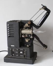 Antieke Siemens projector omgebouwd tot industriële lamp