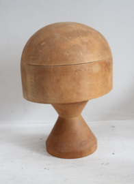 Antiek houten hoedenmal op poot