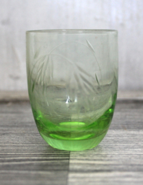 Uranium glas - gegraveerd borrelglaasje of jeneverglaasje