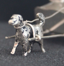 Zilveren miniatuur - hondenkar