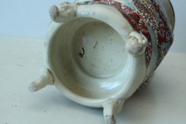 Antieke Japanse Satsuma vaas op drakenpootjes