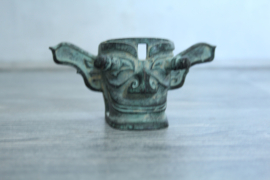 Replica van een bronzen Sanxingdui tempel masker, China