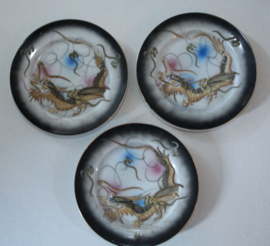 3 prachtige borden in Daiko stijl met draken in 3D reliëf.
