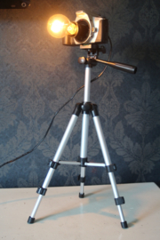 Canon camera op statief, omgebouwd tot lamp