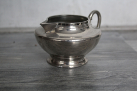 Verzilverde melkkan, M & Co