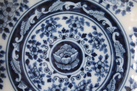 Makkum aardewerk - Geplooid bordje, 1e helft 20e eeuw