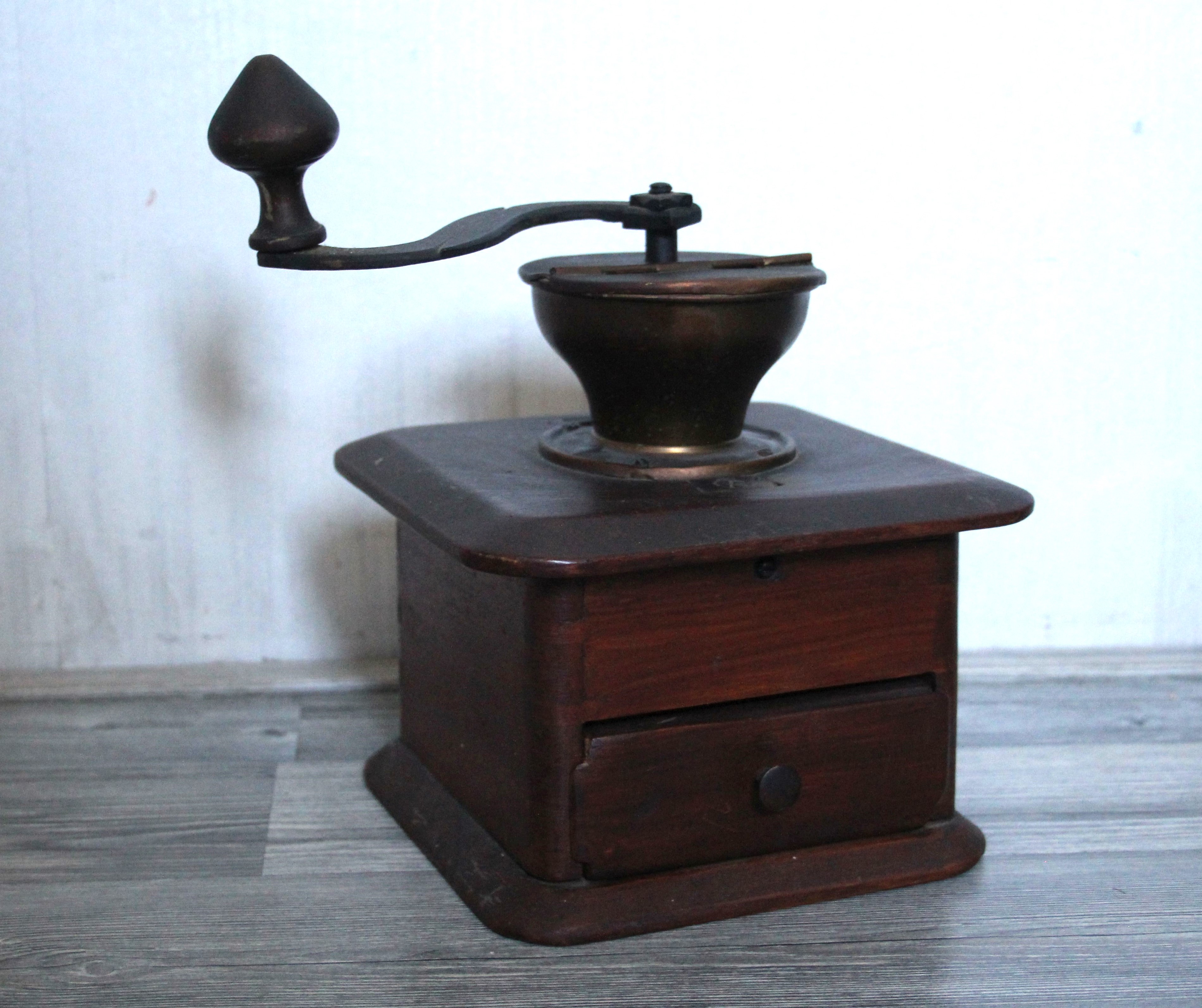 antieke handkoffiemolen