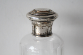 Set van drie glazen parfumflessen met verzilverde dop en originele stoppers