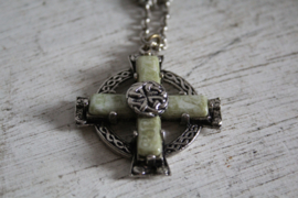 Halsketting met hanger, Keltisch kruis