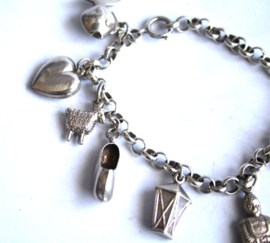 Zilver - Bedelarmand met 7 bedels