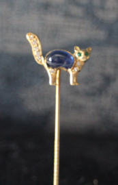 Een 18 karaat gouden das speld ivv een poesje bezet met diamant, saffier en smaragd