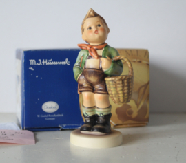 Goebel Hummel 951 - Dorfbub/Village boy in originele doos