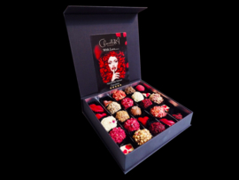 LOVE/Valentijn (flink) -  Luxe doos chocolade speciaal voor jouw lief met extra persoonlijke kaart en glossy boekje met allemaal lieve verhaaltjes.