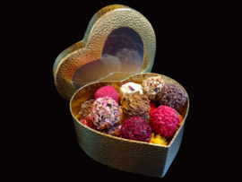 Gouden hart met  handgemaakte chocolade in speciale liefdevolle smaken en kleuren