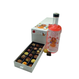Ladebox met Pralines en een fles Flower Power likeur