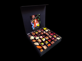 Groß - Eine farbenfrohe Luxusbox mit 40 leckeren Schokoladenbonbons.