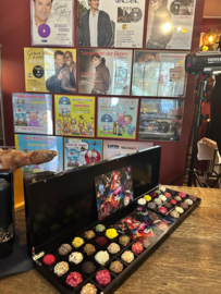Gepersonaliseerde handgemaakte houten kist met TV scherm en 120 (refill truffels)