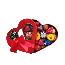 Rood Hart met handgemaakte chocolade bonbons een Luxe Chocoladecadeau