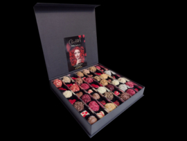 Love/Valentijn heel groot - Hele grote luxe doos chocolade speciaal voor jouw lief met extra persoonlijke kaart en glossy boekje met allemaal lieve verhaaltjes.