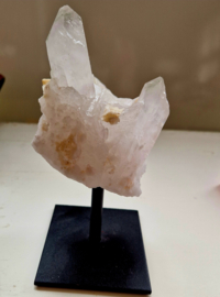 Bergkristal cluster op standaard