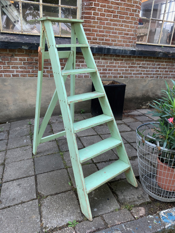 Houten trapje lichtgroen Meubilair Pakhuis61