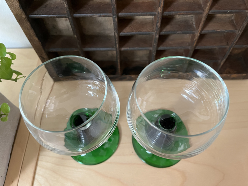 2 wijnglazen met groene voet | Roemers