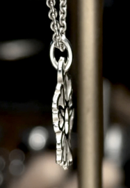 Zilveren hanger.   024059