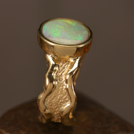 Geel gouden ring met opaal. 02327