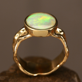Geel gouden ring met opaal. 02327