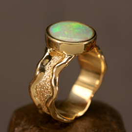 Geel gouden ring met opaal. 02327