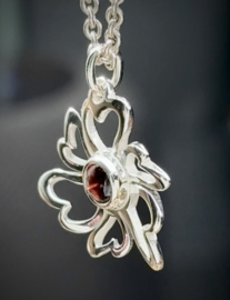 Zilveren hanger met granaat.   024060