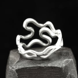 Zilveren ring.     01716