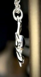 Zilveren hanger met granaat.   024060