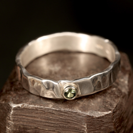 Zilveren ring met peridot. 01705