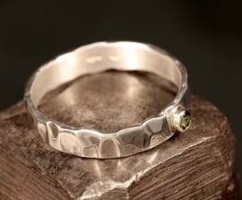 Zilveren ring met peridot. 01705