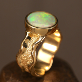 Geel gouden ring met opaal. 02327
