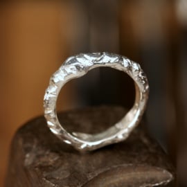 Zilveren ring.   02325