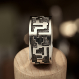 Zilveren ring. 024078