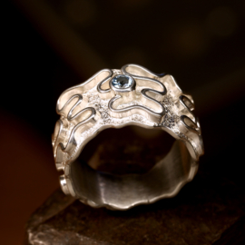 Zilveren ring.  026010