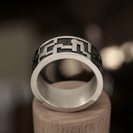 Zilveren ring. 024078