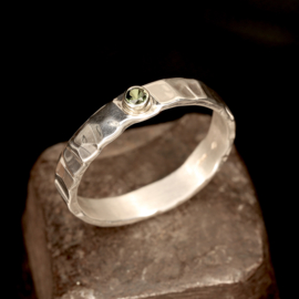 Zilveren ring met peridot. 01705